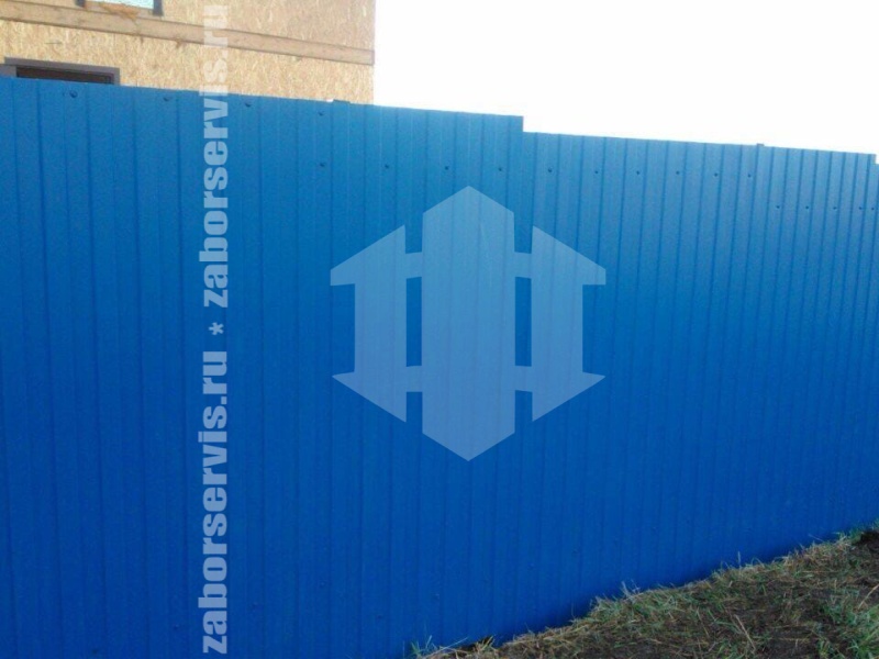 Забор из профнастила с забивными столбами синий 99 метров