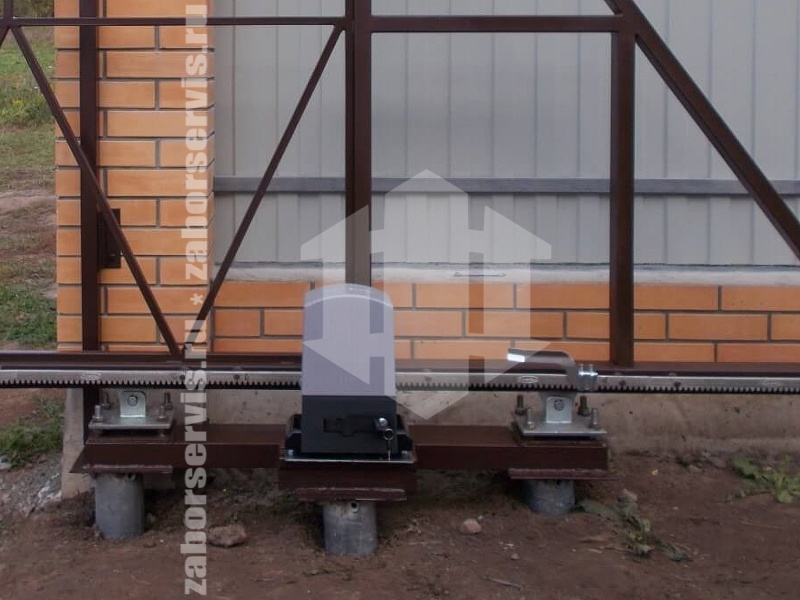 Откатные автоматические ворота на сваях