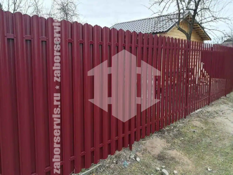Забор из металлического штакетника красный 80 метров