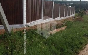 Забор из профнастила под дерево 52 метра