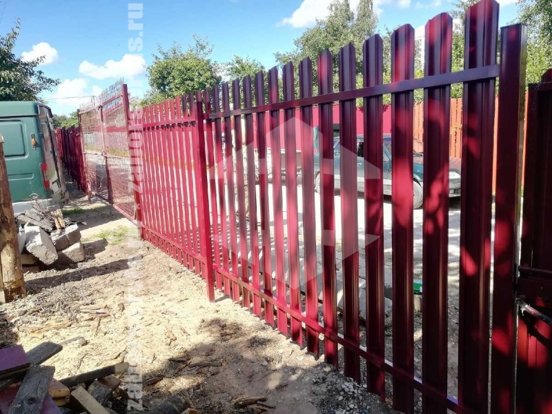 Забор из металлического штакетника красный 77 метров