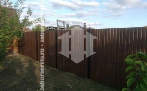 Забор из профнастила под дерево 83 метра