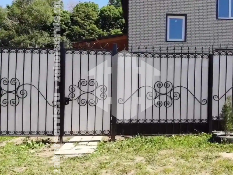 Кованый забор с поликарбонатом 30 метров