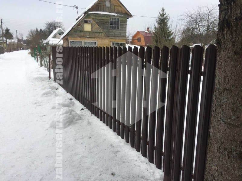 Забор из металлического штакетника с воротами 53 метра