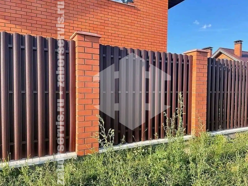 Заборы из металлического штакетника шахматка 81 метр