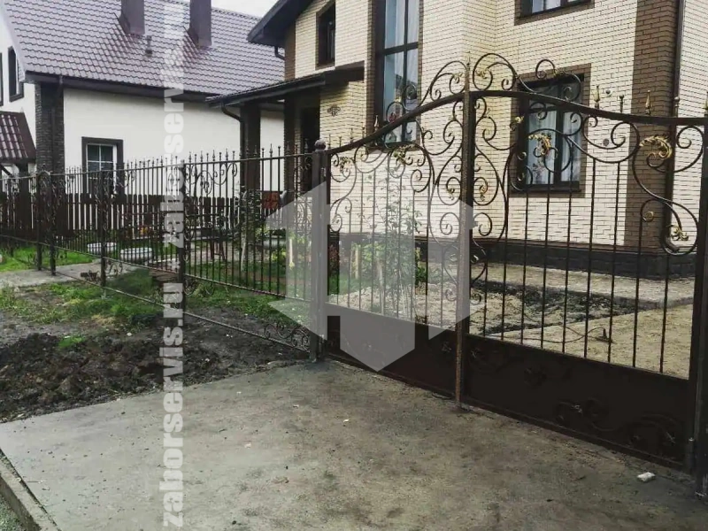 Кованый забор с распашными воротами 30 метров