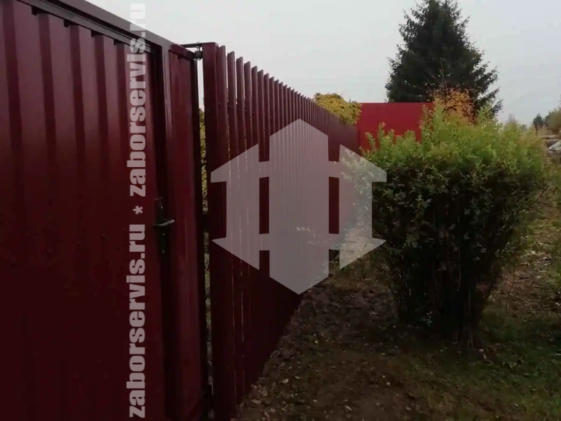 Забор из металлического штакетника с воротами 60 метров