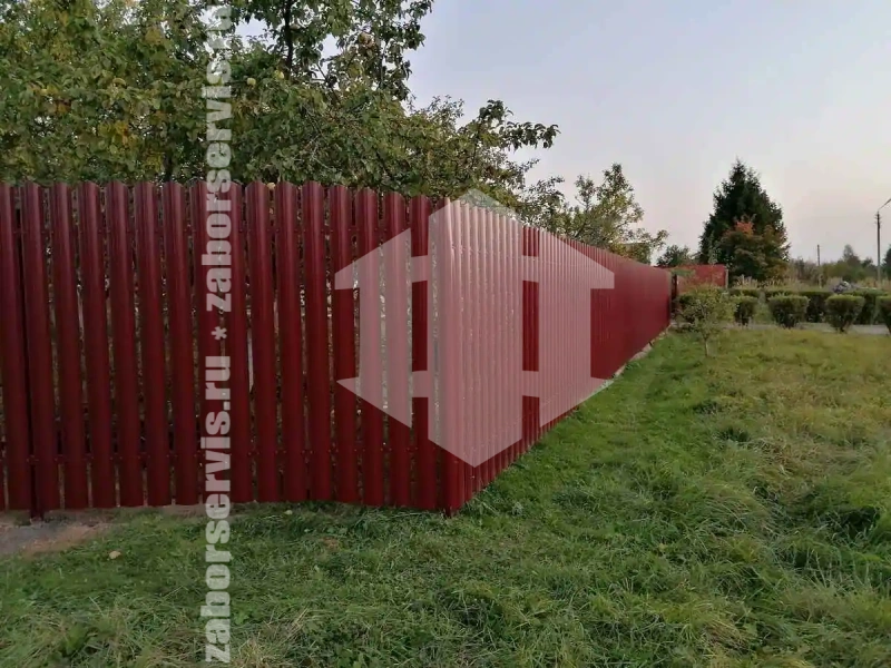 Забор из металлического штакетника красный 90 метров