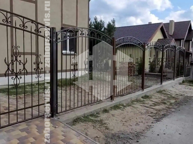 Кованый забор с распашными воротами 45 метров