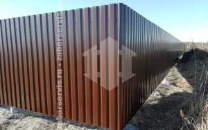 Забор из профнастила на забивных столбах на 6 соток