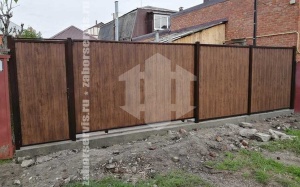 Забор из профнастила под дерево 58 метров