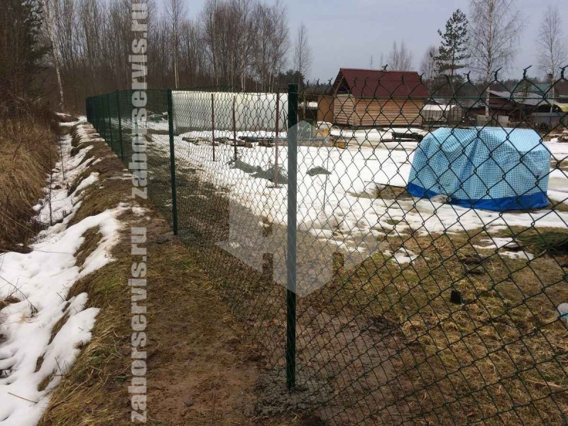 Забор из сетки рабицы в натяг с протяжкой арматуры 12 соток