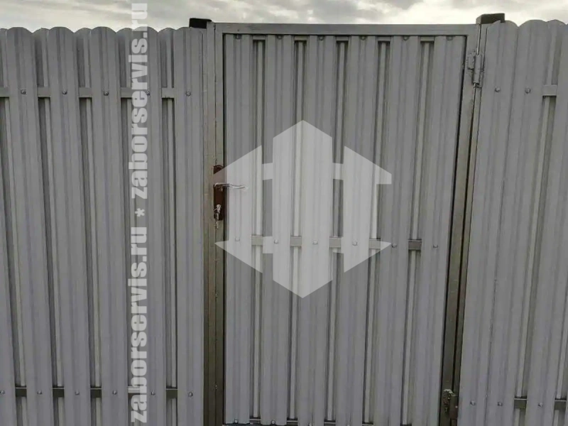 Забор из металлического штакетника оцинкованный 70 метров