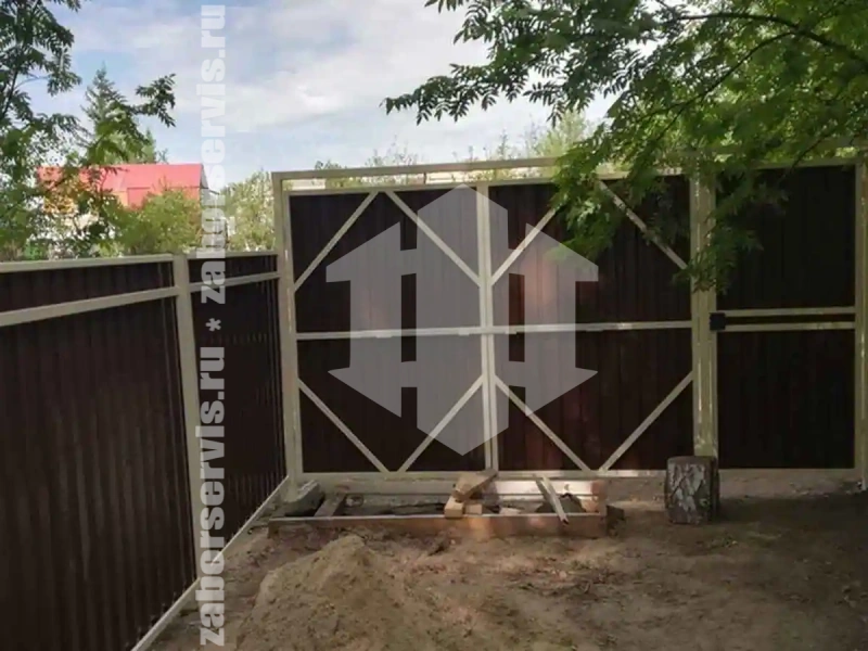 Забор из профнастила 58 метров коричневый