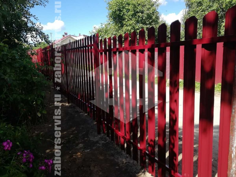 Забор из металлического штакетника красный 77 метров