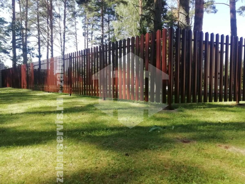 Забор из металлического штакетника с воротами и калиткой