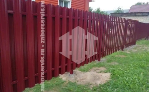 Заборы из металлического штакетника шахматка 73 метра