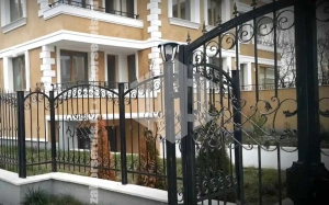 Кованый забор с распашными воротами 60 метров