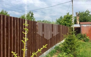 Забор из профнастила под дерево 54 метра