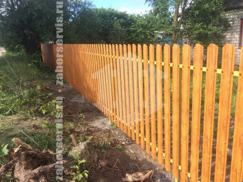 Забор из металлического штакетника под дерево 41 метр