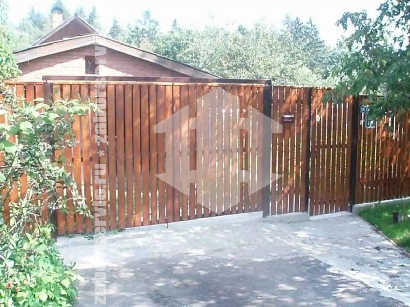 Забор из евроштакетника под дерево 69 метров