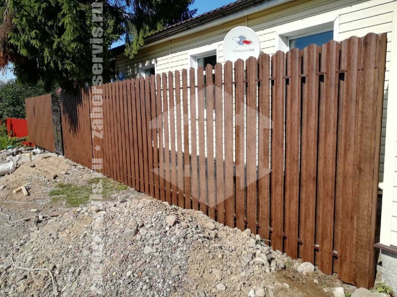 Забор из металлического штакетника под дерево 62 метра