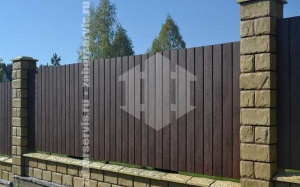 Забор из профнастила под дерево 26 метров