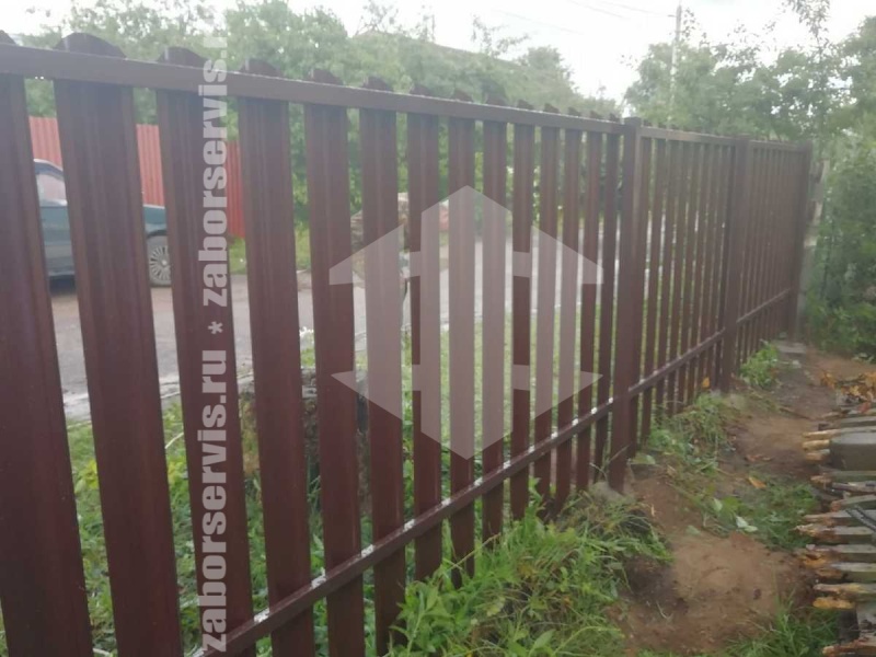 Забор из металлического штакетника коричневый 65 метров
