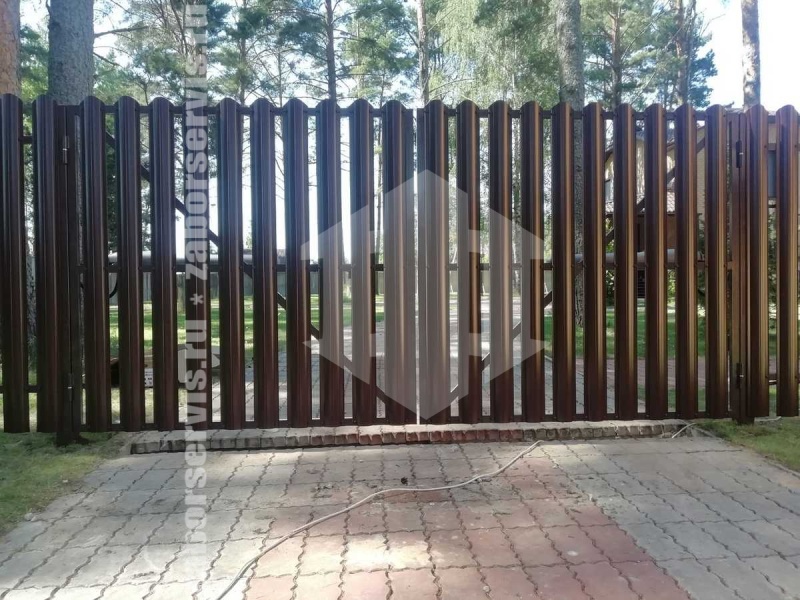 Забор из металлического штакетника с воротами и калиткой
