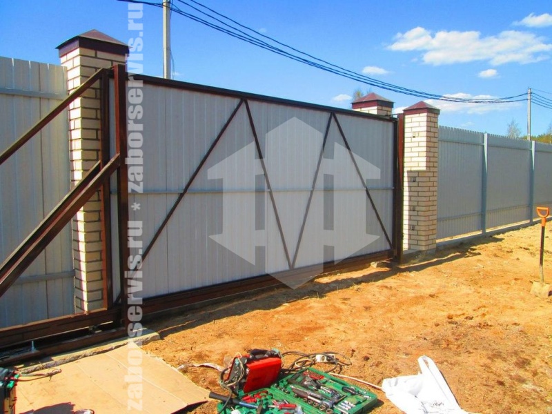 Забор из профнастила на ленточном фундаменте 54 метра