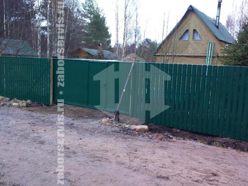 Забор из евроштакетника с бетонированием столбов 135 метров