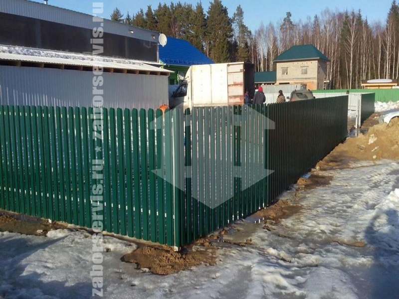 Забор из евроштакетника с бетонированием столбов 65 метров