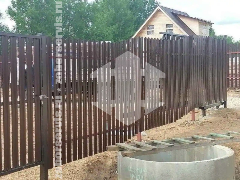 Забор из металлического штакетника коричневый 38 метров