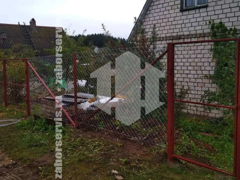 Забор из сетки рабицы на забивных столбах 65 метров