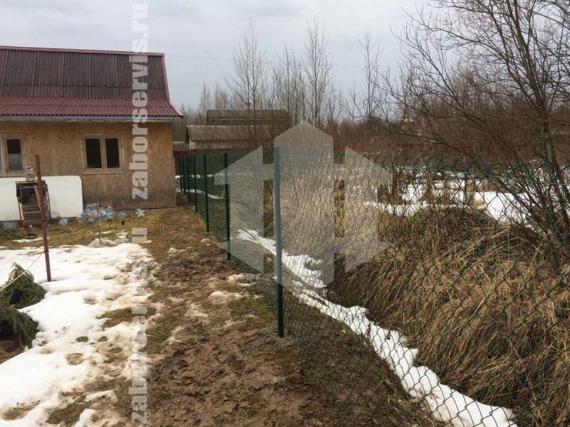 Забор из сетки рабицы в натяг с протяжкой арматуры 12 соток