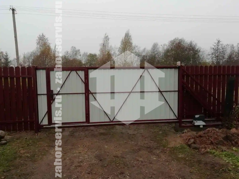 Забор из металлического штакетника с воротами 60 метров