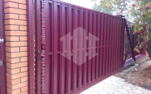 Забор из евроштакетника с кирпичными столбами 6 метров