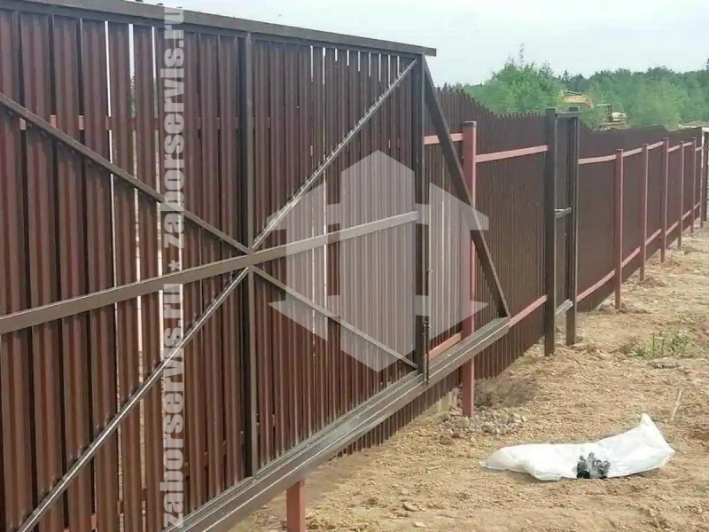 Забор из металлического штакетника коричневый 38 метров