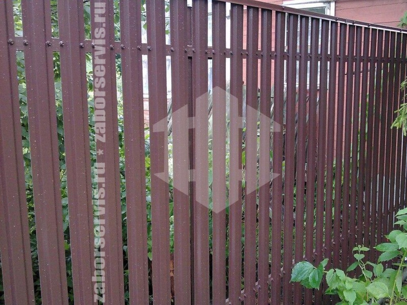 Забор из евроштакетника с бетонированием столбов 28 метров