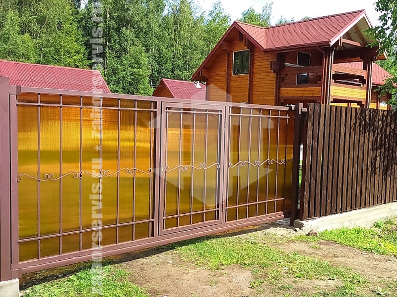Откатные ворота из поликарбоната с калиткой