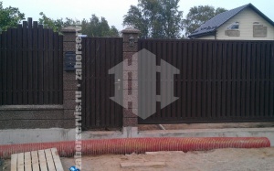 Забор из евроштакетника с кирпичными столбами 19 метров