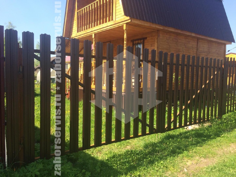 Забор из евроштакетника с утрамбовкой щебнем 14 метров
