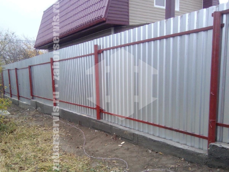 Забор из профнастила на ленточном фундаменте 84 метра