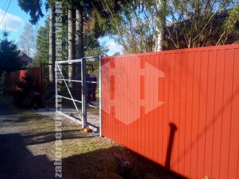 Забор из профнастила с утрамбовкой щебнем 56 метров