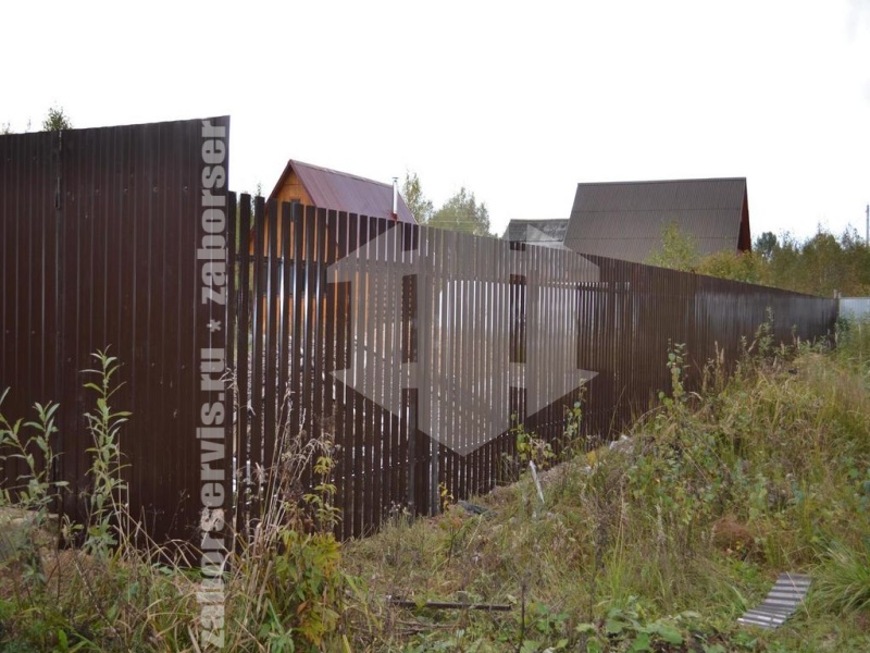 Забор из евроштакетника с утрамбовкой щебнем 84 метра