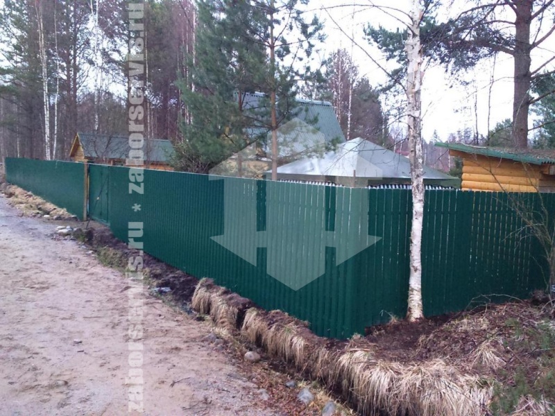 Забор из евроштакетника с бетонированием столбов 135 метров