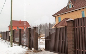 Забор из евроштакетника с кирпичными столбами 67 метров