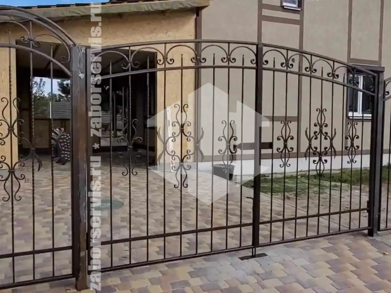 Кованый забор с распашными воротами 45 метров