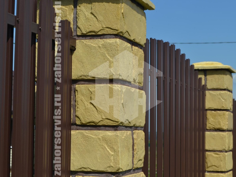 Забор из евроштакетника с кирпичными столбами 38 метров