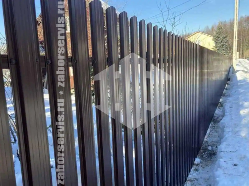Забор из металлического штакетника коричневый 74 метра